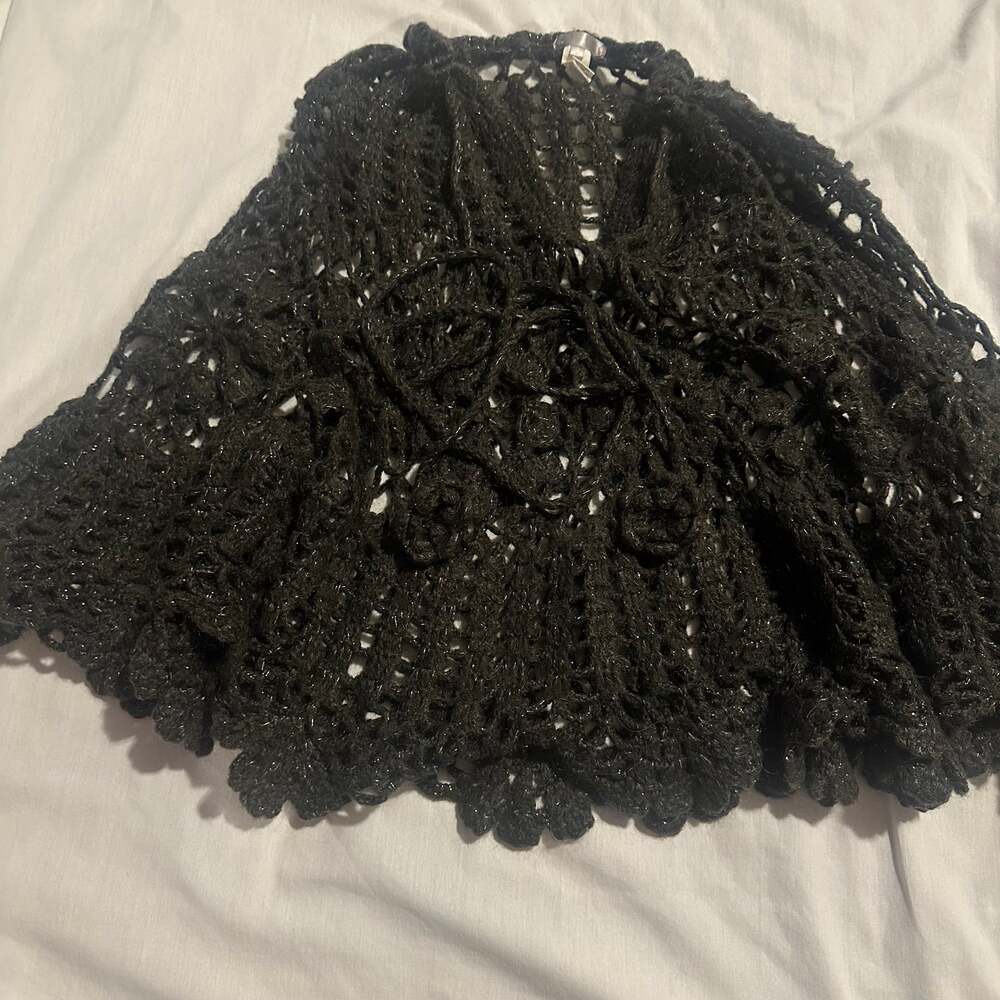 Vintage Black Metallic Shimmer Y2K Crochet Capelet Shawl with Flower Detail - Picture 4 of 7